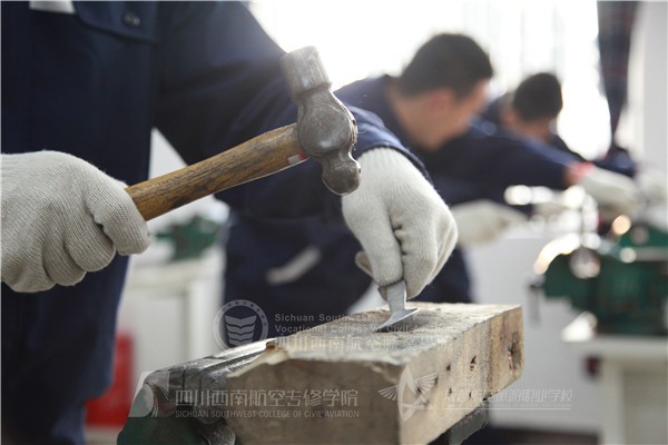 钳工与钣金实训室